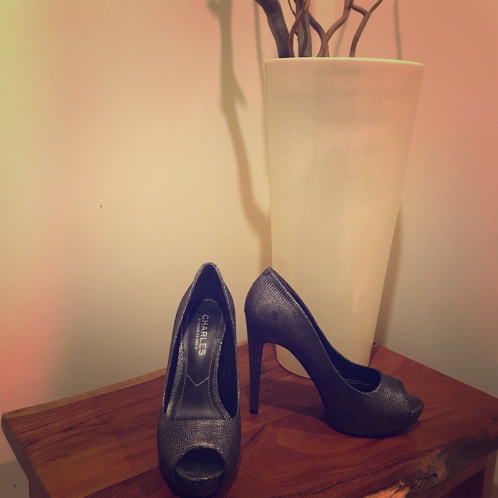 Black with silver variegated pump